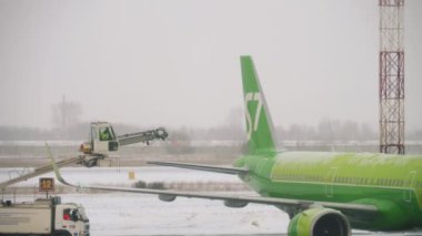 Uçak yüzeylerinin buzdan arındırılması