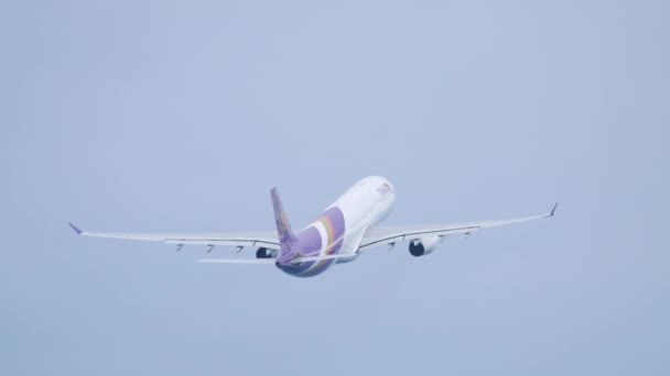 Avião está ganhando altitude após a decolagem — Vídeo de Stock