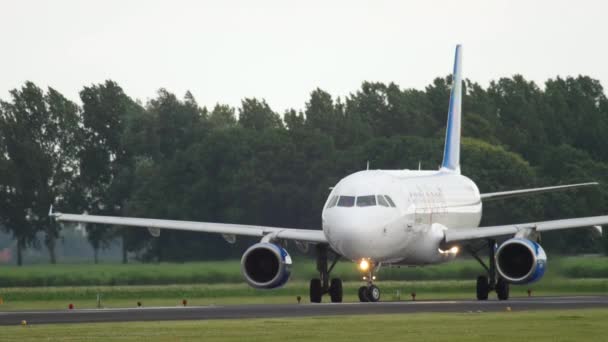 Small Planet Airlines aerolínea chárter lituana — Vídeo de stock