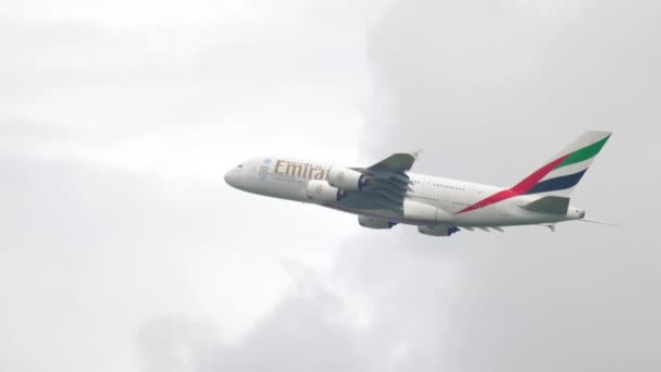 Emirates Airbus A380 flyger i den molniga himlen — Stockvideo
