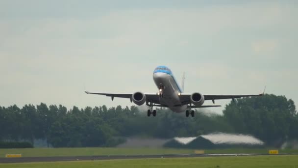 KLM Cityhopper Embraer 190 despegue — Vídeo de stock