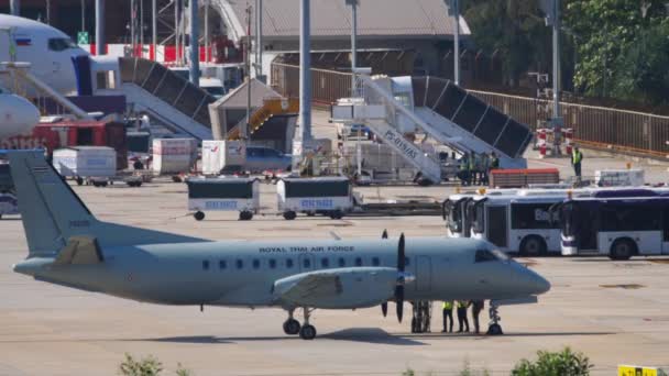 Самолеты в международном аэропорту Пхукета — стоковое видео