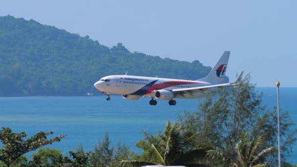 Malaysia Airlines Boeing 737 flyger till land från havet — Stockvideo