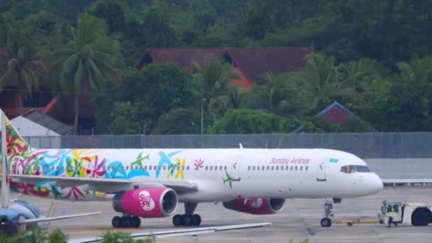 Sunday Airlines na lotnisku w Phuket — Wideo stockowe