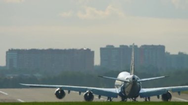 Uçak kalkıştan önce hızlansın.