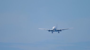 Güneşli gökyüzünde uçak silueti