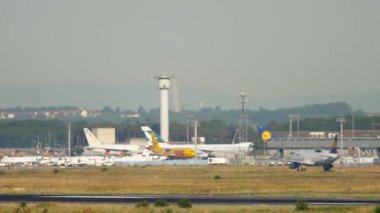 Lufthansa yolcu uçağı kalkıyor.