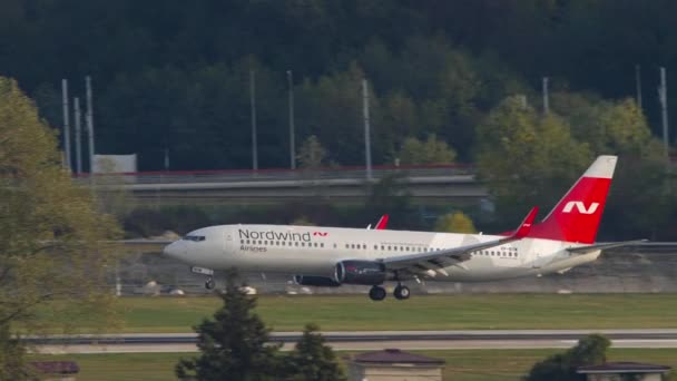 Прибыла российская авиакомпания Nordwind Airlines — стоковое видео