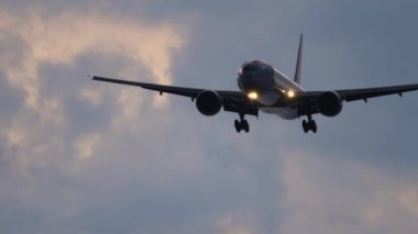 Akşam gökyüzünde bir uçağın silueti