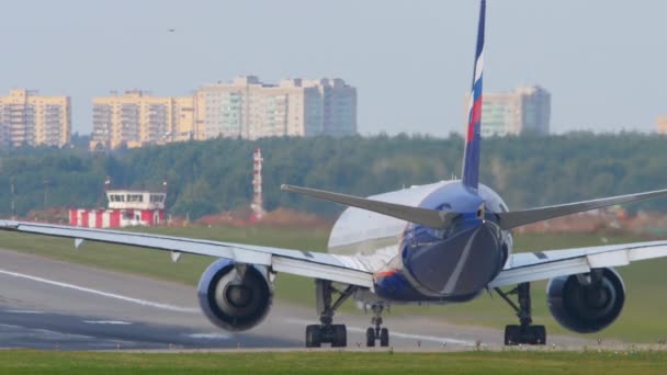 Aeroflot 777 hebt von Rückseite ab — Stockvideo