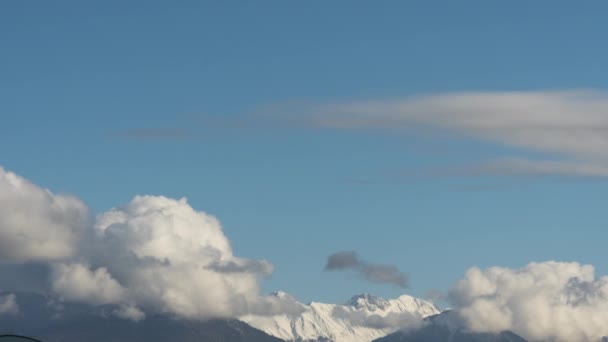 Timelapse chmury na szczycie góry — Wideo stockowe