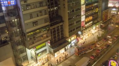 Hong Kong gece sokak üstü manzarası