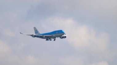 KLM havayollarının Boeing 747 'si uçuyor.