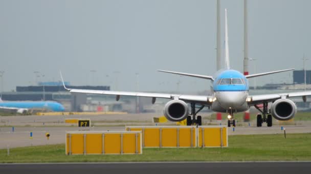 KLM Embraer τροχοδρόμηση στο διάδρομο — Αρχείο Βίντεο