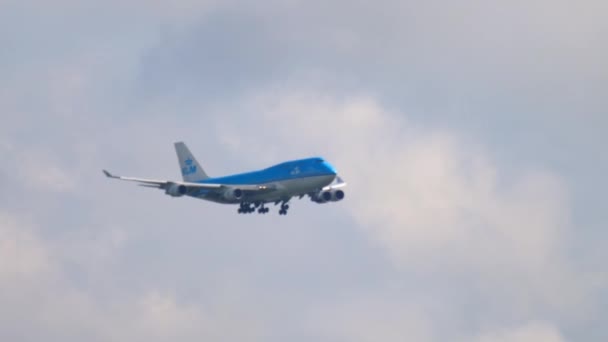 Boeing 747 της αεροπορικής εταιρείας KLM πετά — Αρχείο Βίντεο