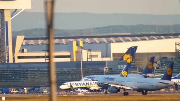 Landung eines Airbus 321 der Lufthansa — Stockvideo