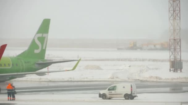 공항 교통 겨울 날 — 비디오