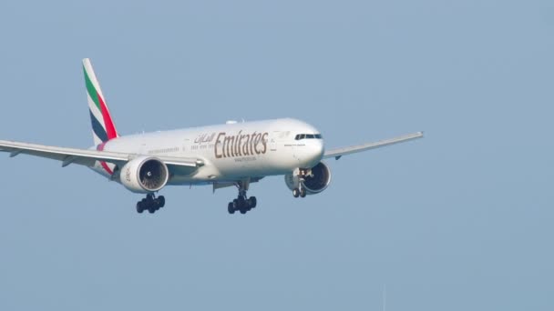 Emiraten boeing 777 aankomen — Stockvideo