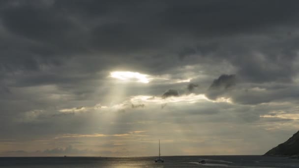 Yates en el fondo de la puesta del sol y nubes oscuras — Vídeo de stock