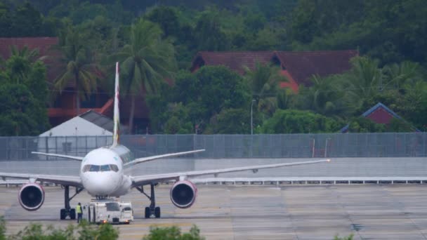 Sunday Airlines op Phuket Airport — Stockvideo