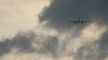 Gökteki uçak gök gürültüsüyle