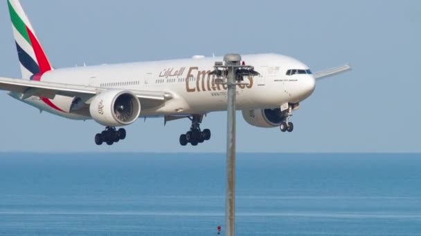 Επιβατικό αεροσκάφος Boeing 777 Emirates — Αρχείο Βίντεο