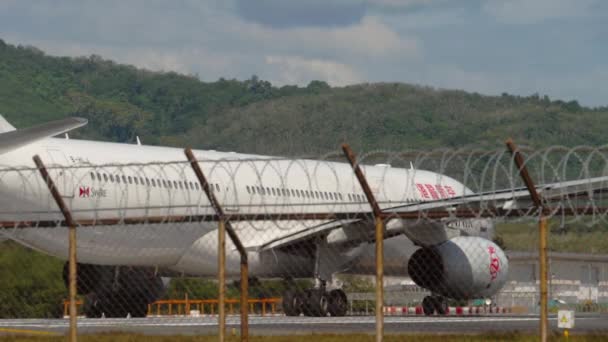 Utasszállító repülőgép indul a Phuket Airport — Stock videók