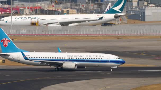 홍콩 국제 공항을 떠나기 전에 비행기가 독침을 쏘는 모습 — 비디오