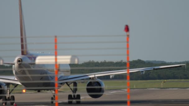 Avion se prépare pour le départ, vue à travers la clôture — Video