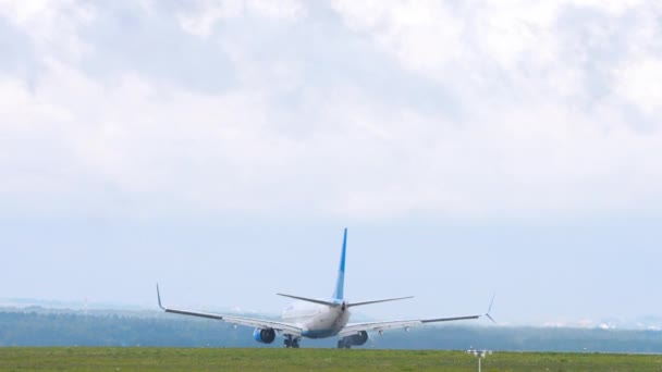 Pobeda Airlines nach der Landung — Stockvideo