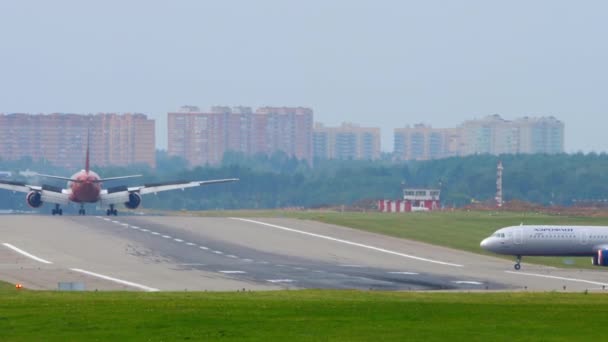 Airbus A320 odlétá z letiště Šeremetěvo, Moskva. — Stock video