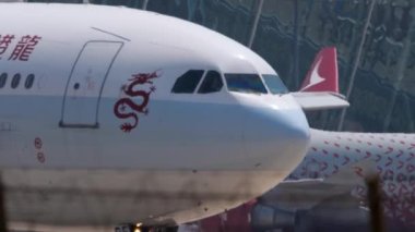 Cathay Dragon ayrılmadan önce taksicilik yapıyor.