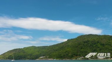 Mavi gökyüzü ve dağ sırasındaki bulutların manzarası