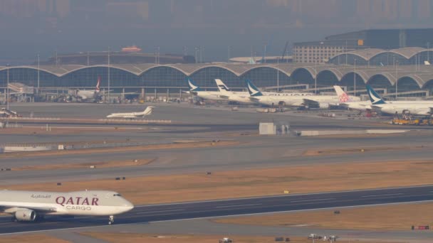 Qatar Cargo Boeing 747 rollt vor dem Abflug — Stockvideo