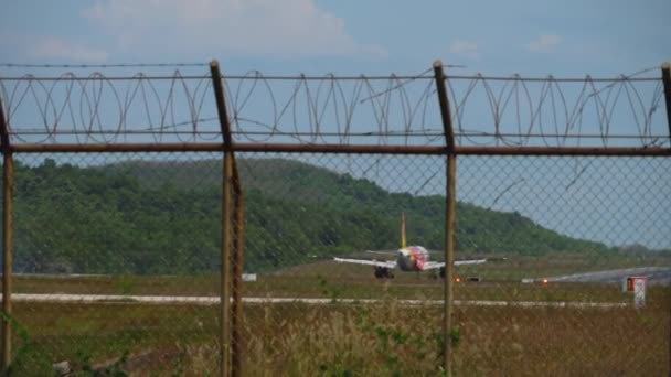 プーケット国際空港から飛行機が出発 — ストック動画