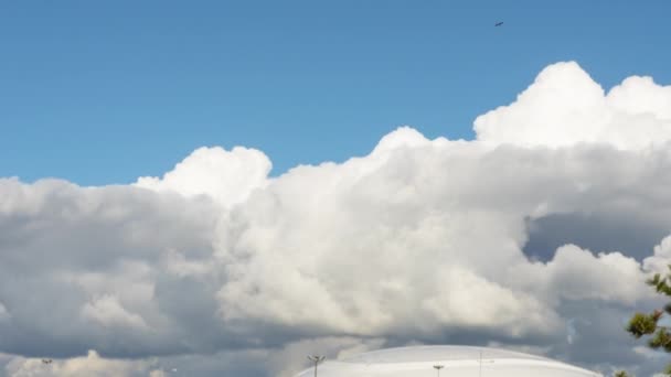 Nubes sobre edificios lapso de tiempo — Vídeo de stock