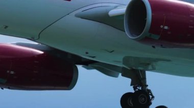 İniş yapan bir uçağın yakın çekimi