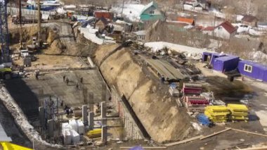 Yoğun vinçleri olan büyük bir inşaat alanı