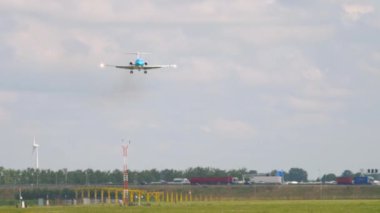KLM Cityhopper Fokker piste iniyor