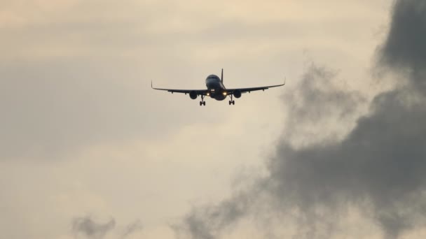 Flygplanssiluett på bakgrunden av moln — Stockvideo