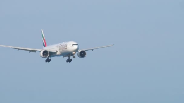 Boeing 777 di Emirates in avvicinamento — Video Stock