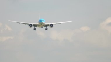 Boeing 777 passenger landing
