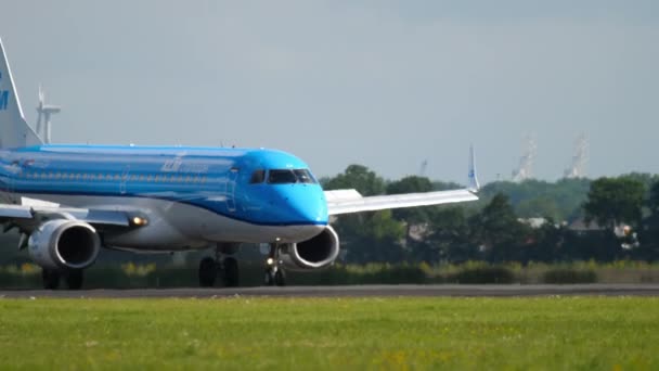 KLM Embraer 190 frenos de pista — Vídeo de stock