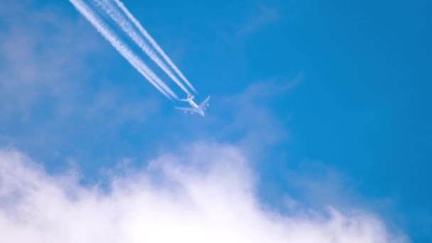Αεροσκάφος που πλέει ψηλά στον ουρανό — Αρχείο Βίντεο