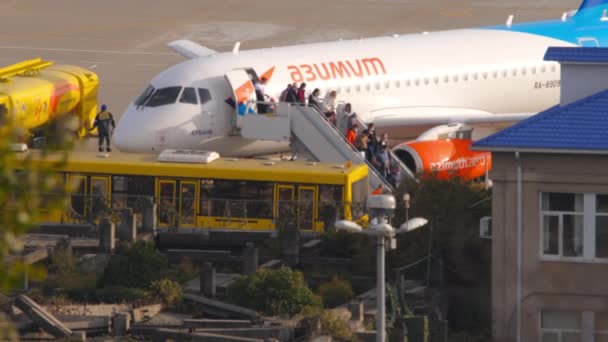 乗客は飛行機から降りる — ストック動画