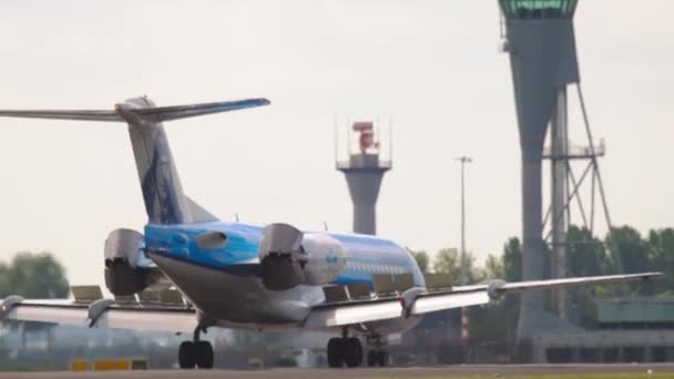 KLM Cityhopper Fokker lelassul leszállás után — Stock videók