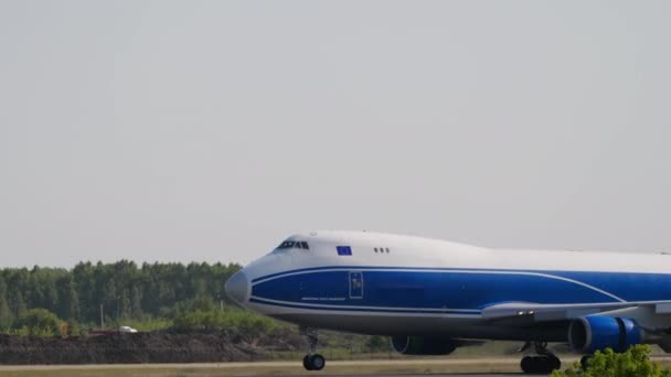 Moment of touching a cargo Boeing — Stockvideo