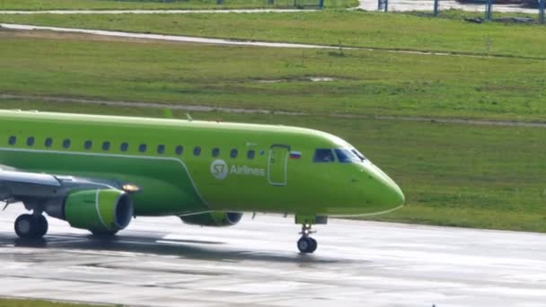 Aerolíneas S7 regionales jet taxiing — Vídeos de Stock