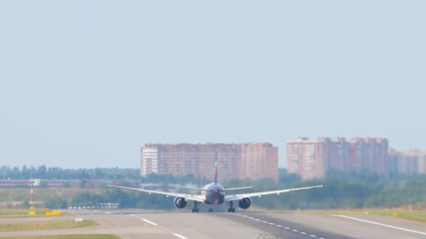 Aeroflot Boeing 777 sur piste — Video