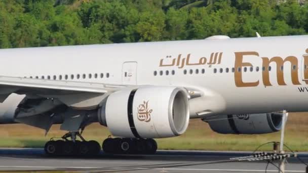 Emirates avgång från Phuket — Stockvideo